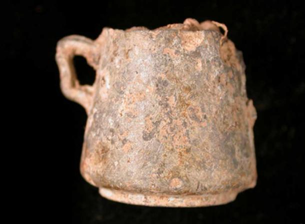 Post-medieval miniature tankard: Cast pewter ‘toy’ loving cup or wassail bowl with casting seams below the handles and across the base of cup. (The Portable Antiquities Scheme/ The Trustees of the British Museum)
