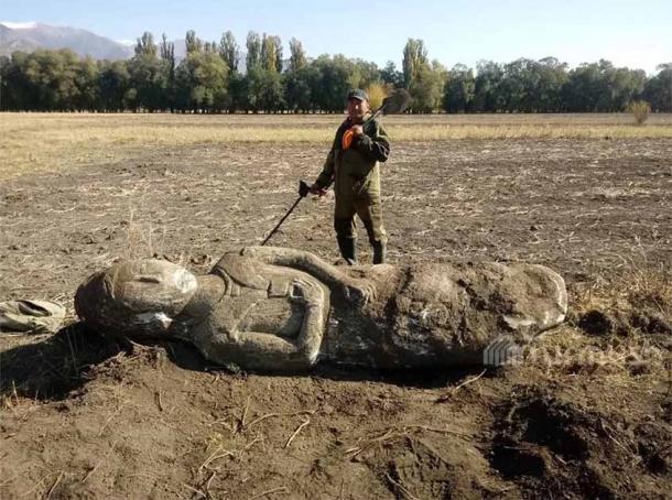 Potato farmer Erkin Turbaev with the recently discovered balbal statue. (Fair Use)