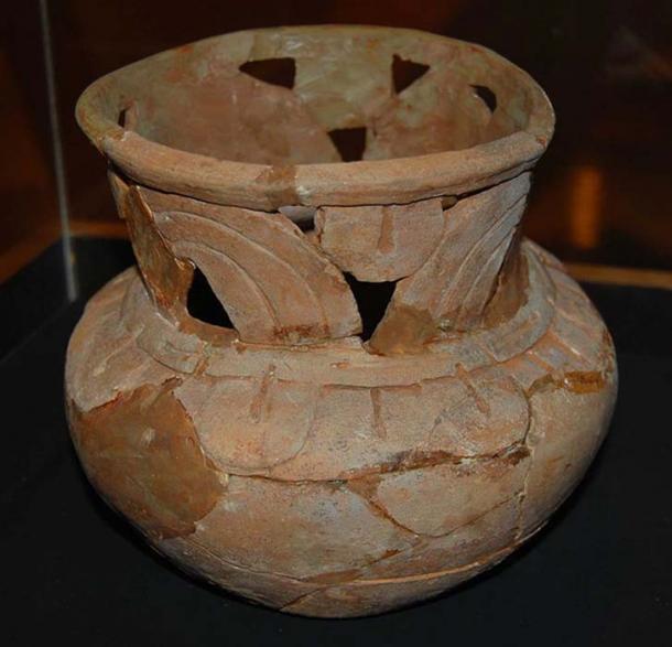 Pottery found at Kolomoki Mounds, one of the largest and earliest Woodland period mound complexes in the Southeastern United States, and is the largest in Georgia.