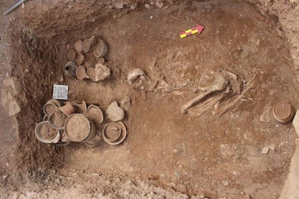 Pottery and human remains found at the newly discovered site (Tehran Times / CC 4.0)