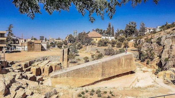 The Stone of the Pregnant Woman never actually made it out of the ancient quarry. According to the German Archaeological Institute, it was probably “too massive to transport.” (BenniQ / CC BY-SA 4.0)