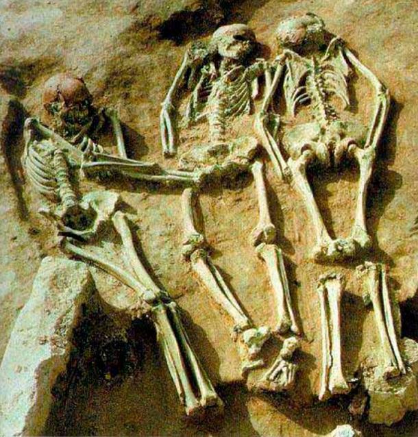 Vista de los tres jóvenes enterrados juntos en el Triple Entierro Prehistórico de Dolni Vestonice