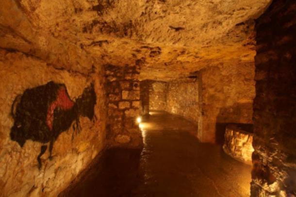 Prehistoric-style art decorates the walls of the labyrinth located underneath Buda Castle. (CC BY-SA 3.0)