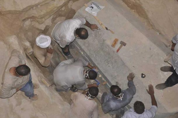 Preparing the sarcophagus. (Ministry of Antiquities)
