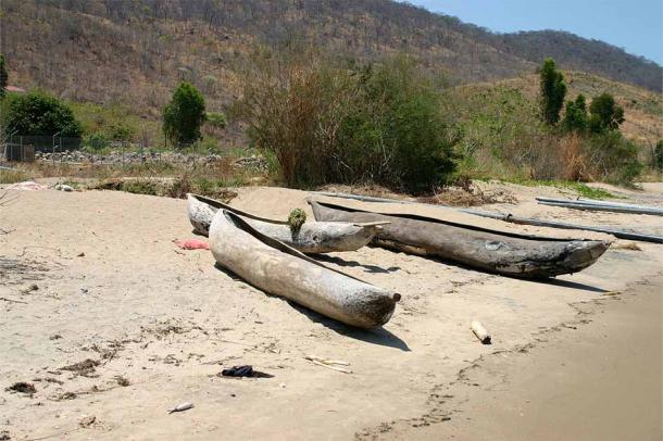Canoas actuales a orillas del lago Malawi, África, donde se descubrió en 1987 la segunda canoa más antigua, la canoa Dufuna, que tenía alrededor de 8.000 años. (i_pinz / CC BY-SA 2.0)