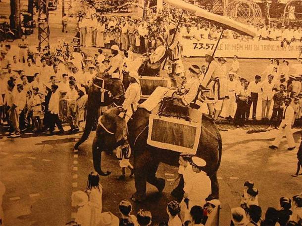1957 Procesión de elefantes durante el desfile de Hai Ba Trung en Saigón (dominio público)