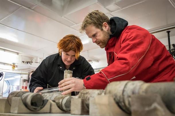 Professor Tina van de Flierdt and Dr Johann Klages work on the sample of ancient soil. (Credit: T. Ronge, Alfred-Wegener-Institut)