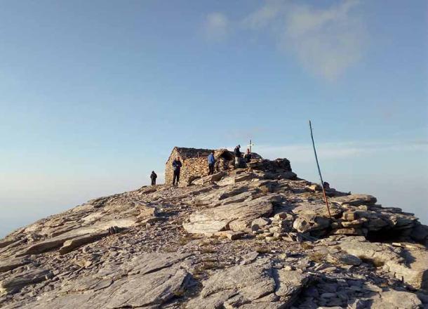 Prophet Elias peak and chapel (Pavlos1988 / CC BY SA 4.0)