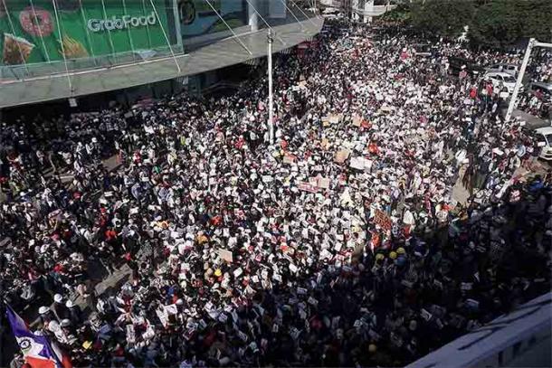 Miles de manifestantes participan en una manifestación antimilitar en Yangon, Myanmar (dominio público)