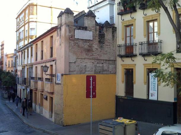 Una pequeña sección de la Puerta Real tal como existe hoy