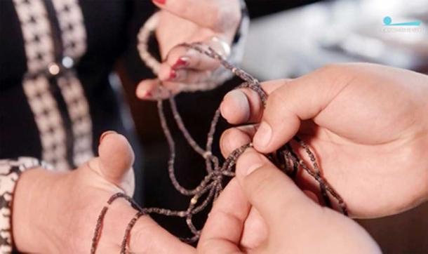 Purple beads found in the burial 21. Images: Sankt-Peterburg TV