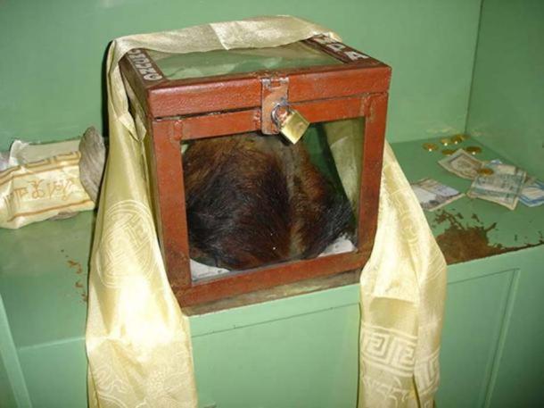 Purported Yeti scalp at Khumjung monastery. (Nuno Nogueira/ CC BY SA 2.5 )