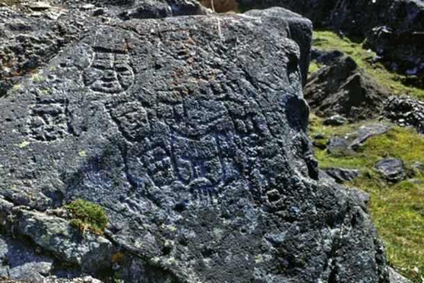 Петроглифът Каджарталик (JhEv-1) се намира в североизточния ъгъл на остров Кикертаалък, на малък полуостров, наречен Каджарталик.  (Културен институт Avataq)