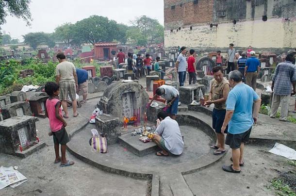 Qingming Festival at Chonghe Dong Cemetery, Kolkata. (Rangan Datta / CC BY-SA 4.0)