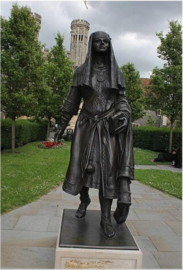 Queen Bertha statue, Lady Wootton's Green, Canterbury. (Jo and Steve Turner/CC BY-SA 2.0)