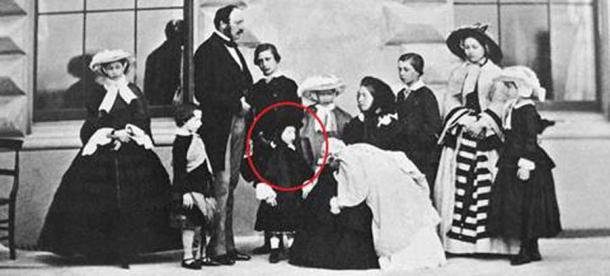 Koningin Victoria met prins Albert en hun negen kinderen. Prins Leopold is omcirkeld (Caldesi en Montecchi / Public Domain)