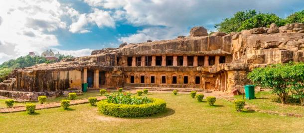 Vista panoramica delle grotte Rani Gumpha del complesso delle grotte di Udayagiri a Bhubaneswar, Odisha, India (Milosk50 / Adobe Stock)