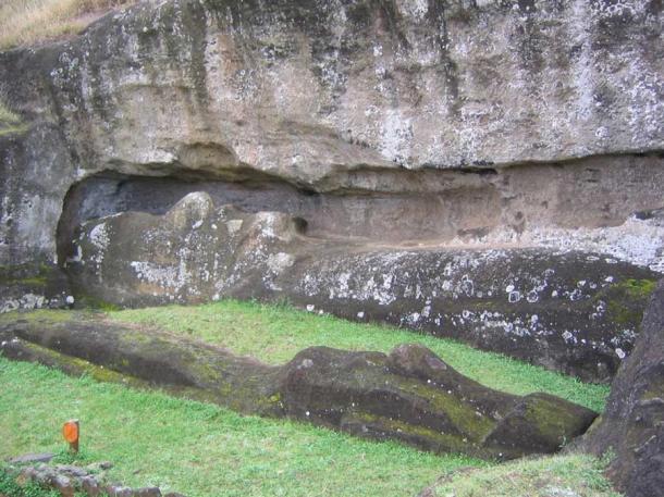 在 Rano Raraku 采石场,有证据表明复活节岛的摩艾石像是从悬崖上原地雕刻出来的,与岩壁分离,然后被运送到它们的最终位置。 (菲尔怀特豪斯 / CC BY 2.0)