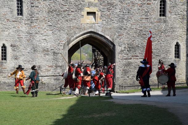 Re-enactment of a Parliamentary assault on the castle during the English Civil War (CC BY-SA 2.0)
