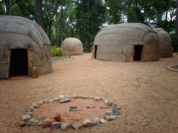 Pueblo Powhatan reconstruido en el Museo de Historia Viva del Asentamiento de Jamestown. (Parques Nacionales/CC BY SA 2.5)