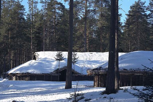 Reconstructed long house at Gene Fornby under snow. (CC BY 2.5)