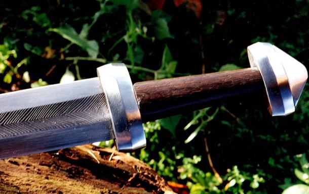 Reconstruction of an ancient sword made with Damascus Steel
