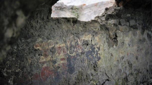 Red motifs have been found on the wall of a home that may have belonged to an indigenous noble family. (INAH)