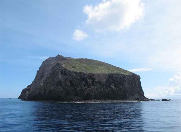 The Rock of Redonda (Invertzoo / CC BY-SA 3.0)
