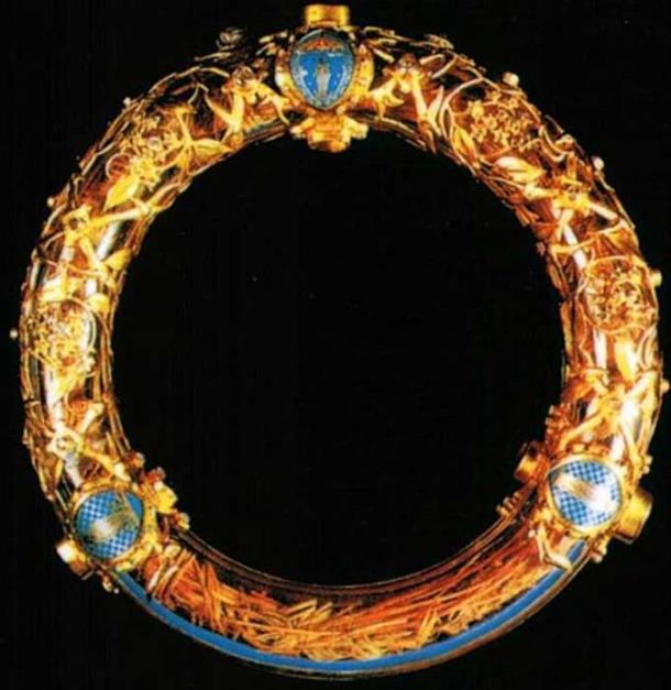 Relic of the crown of thorns, bought by Louis IX from Baldwin II. It was preserved at the Notre Dame de Paris until April 15, 2019, when it was rescued from a fire at the cathedral. (Gavigan / CC BY-SA 3.0)