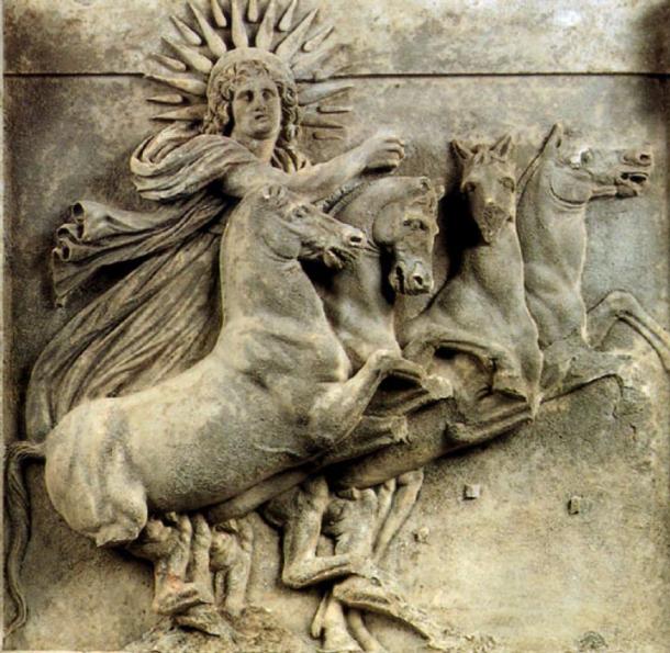 구제를 보여주는 헬리오스,태양의 신에서 그레코-로마 신화. 일리온(트로이)의 아테나 신전의 북서쪽 페디먼트에서. 기원전 3 세기 1 분기와 기원전 390 년 사이. 대리석. 찾을 발굴하는 동안에 의하여 지도 Heinrich 슐리만 1872 년에,이에 페르가몬 박물관,베를린,독일에서. (공개 도메인)