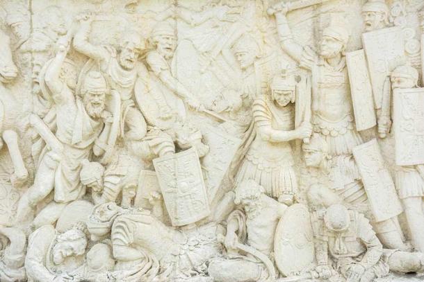Relieve que representa una pelea entre romanos y dacios.  (radub85/Adobe Stock)
