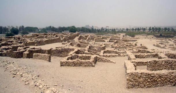 Remains of Saar temple, a temple dating to the Dilmun era of Bahrain's history. Photo by: Rapid Travel Chai, 2012.
