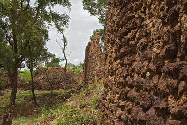 Remains of defensive walls, May 2016. (Rik Schuiling / CC BY-SA 4.0)
