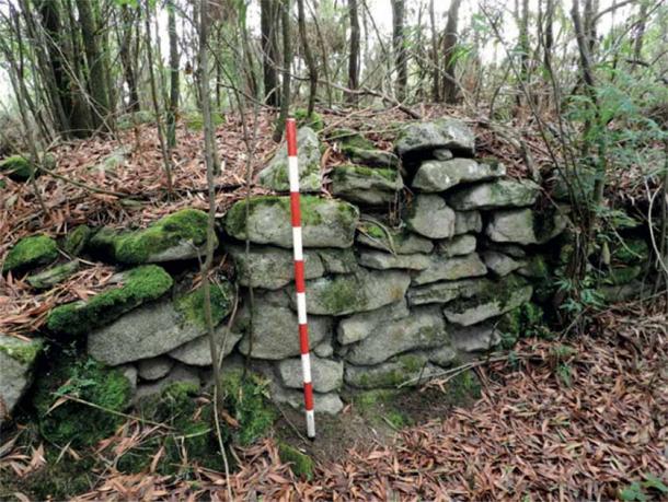 Remains of the wall which once surrounded the medieval fortress at Castro Valente. (Fernàndez-Pereiro & Sánchez-Pardo / CC BY-NC-ND 4.0)