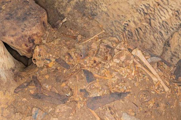 Algunos de los restos humanos y artefactos encontrados en la cueva de Iroungou, Gabón, África occidental central. (P. Mora / Antiquity Publications Ltd)
