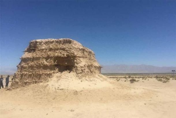 Remnants of Sishilidadun Beacon Tower dating to the Song Dynasty. Although not visible, the beacon tower was constructed like the nearby wall sections, with rammed earth alternating with reed fascines (Robert Patalano / CC BY 4.0)