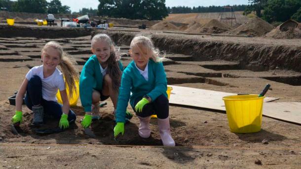 Niños de la escuela primaria de Rendlesham que participaron en las excavaciones que desenterraron el Rendlesham Royal Hall. (Consejo del condado de Suffolk)