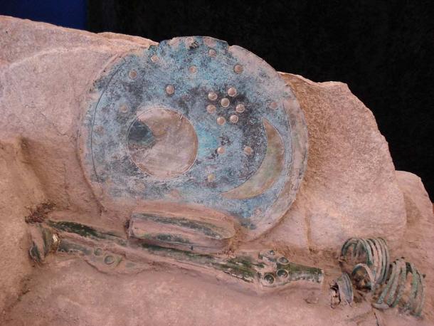 Replica of the find situation of the Nebra Sky Disk for the major German museum exhibition "The forged sky" in 2004. (Christian Reinboth / CC BY-SA 4.0)