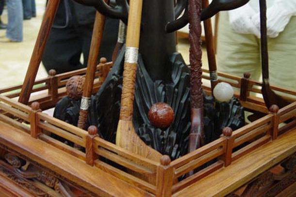 Replicas of Chuiwan golf balls and sticks. (China Radio International)