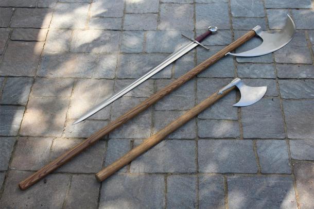 Representation of medieval sword, sparth axe (middle), and battle axe. (One lucky guy / CC BY-NC-SA 2.0)