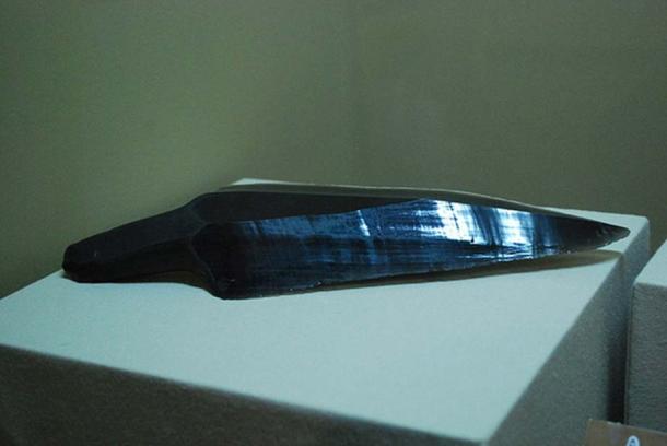 Representative obsidian blade grave offering from Chiapa de Corzo, Mexico.