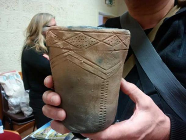 Reproduction of a Grooved Ware pot like those manufactured in the Orkney Isles from around 3000-2900 BC onwards (copyright: Andrew Collins).