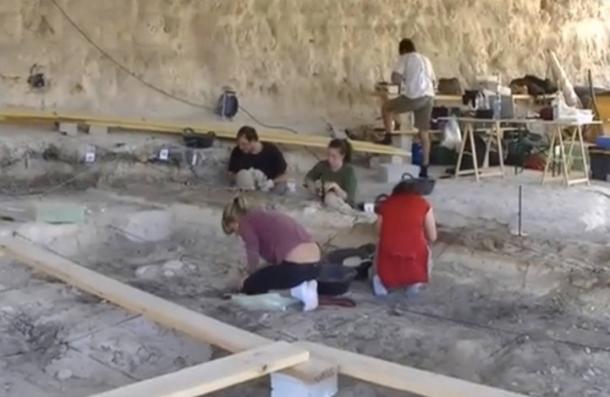 Researchers excavate the site at Barranco León.