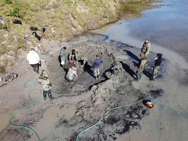 Investigadores a la vista donde se descubrieron restos de mamut siberiano. (Imagen: Artem Cheremisov/Siberian Times)