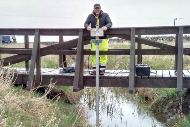 Uno de los investigadores tomando muestras de sedimentos en el 'mapeo' de Orkney Viking Waterway. (Universidad de St. Andrews)