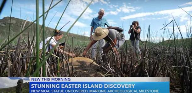 Los investigadores inspeccionan el Moai recién descubierto en el lecho seco del lago en Rapa Nui.  (Captura de pantalla de GMA/YouTube)
