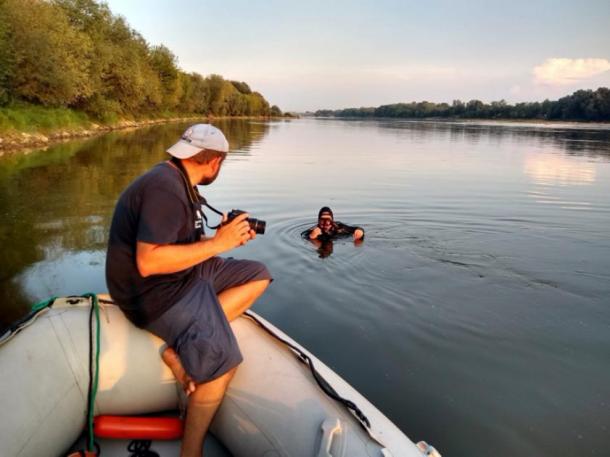 Researchers about to dive at the site of the shipwreck on the Vistula River in Poland. (Podwodne wraki Warszawy)