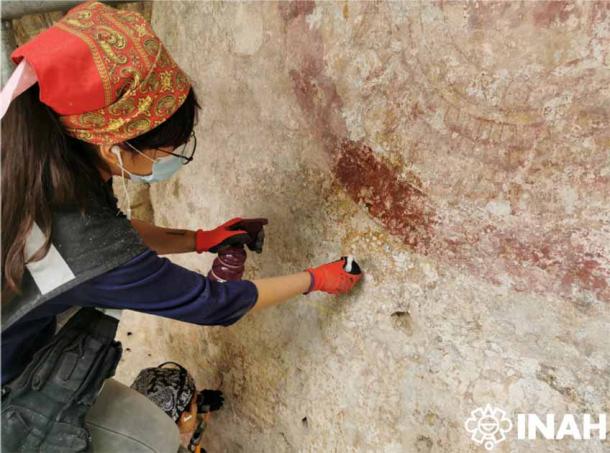 Restauración en curso de la pintura prehistórica descubierta en México. (José Morales / INAH)