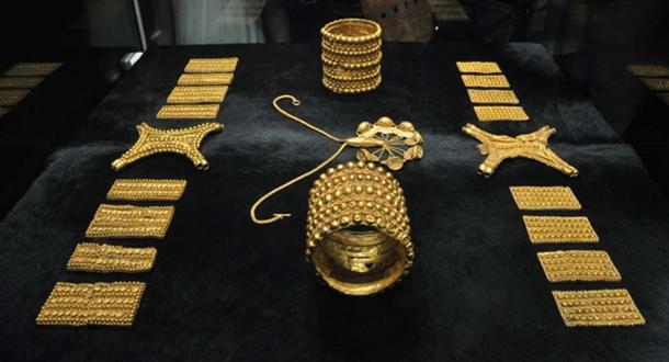 Rich treasures have been found at other sites in the region. Treasure of El Carambolo, exhibited in the Archaeological Museum of Seville. (CC BY-SA 4.0)