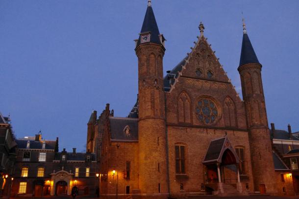 The Ridderzaal or “Hall of Knights” was built during the 13th century, just like the recently discovered medieval wall. (Public domain)